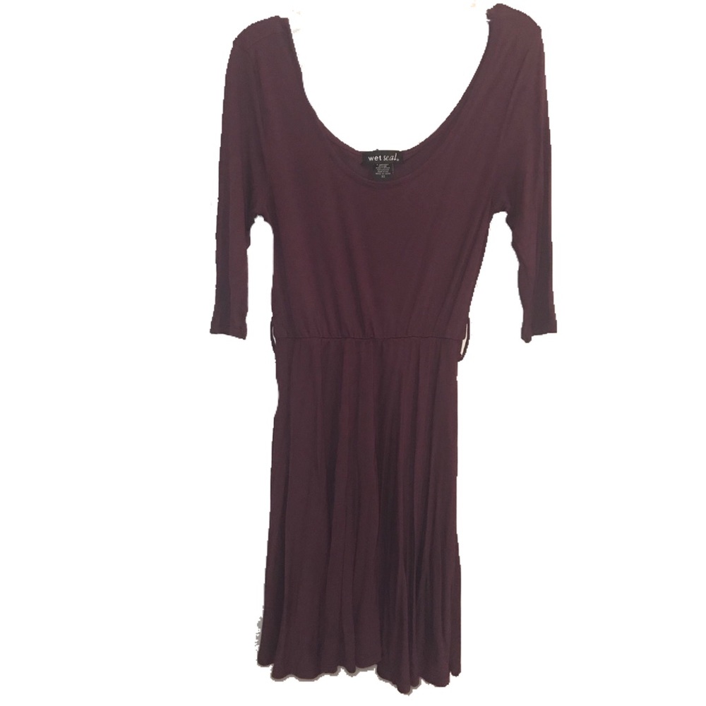 Short quarter sleeve maroon dress